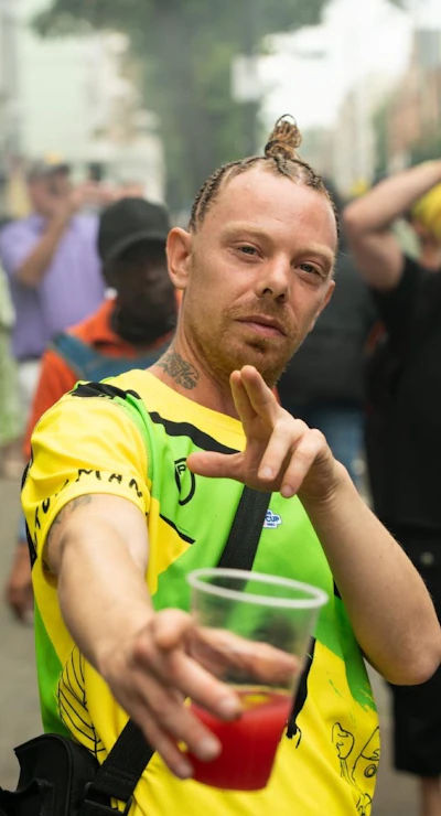 Mdot R Smiling Bestelle ein persönliches Video von M dot R